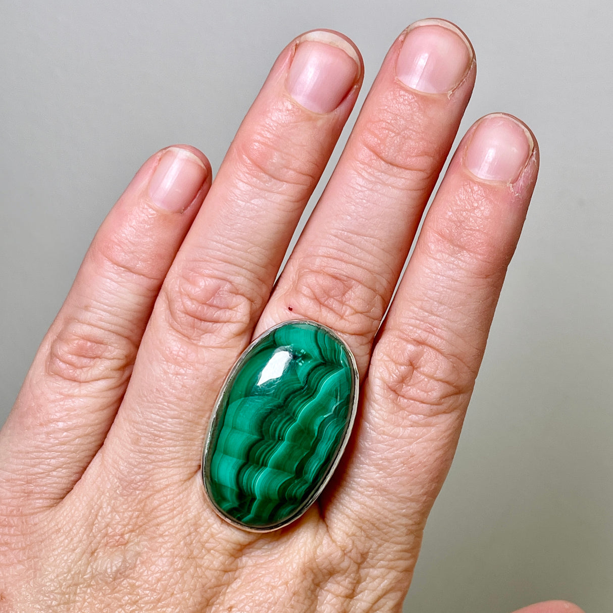 Malachite oval beaten band ring s.8 KRGJ2066
