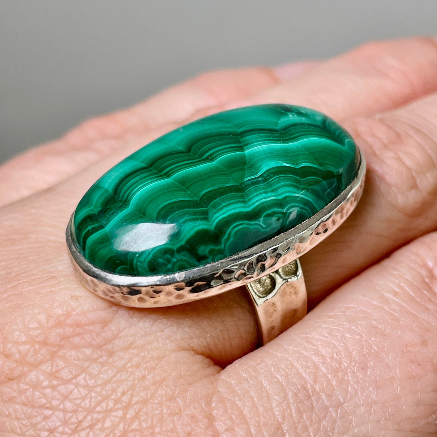 Malachite oval beaten band ring s.8 KRGJ2066