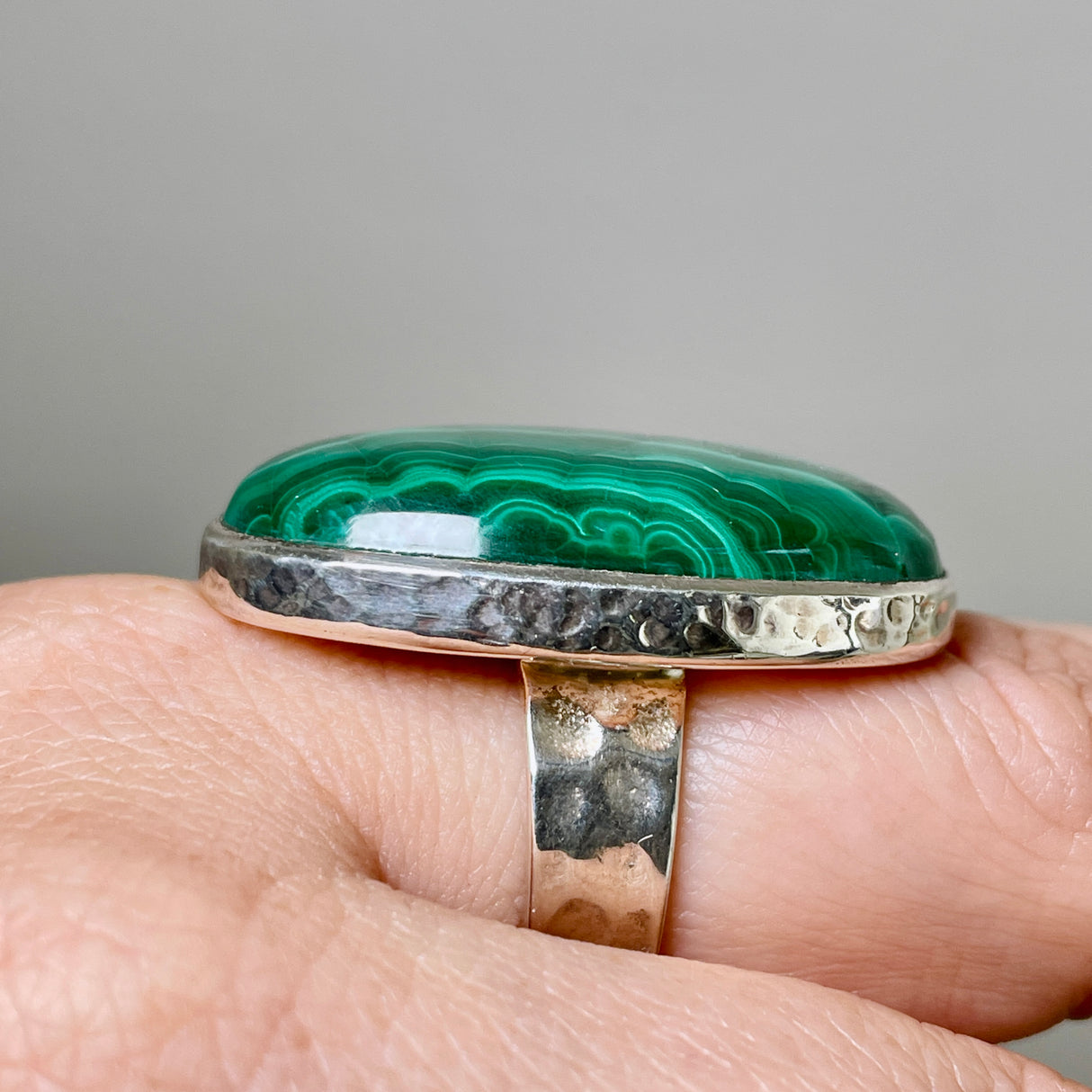 Malachite oval beaten band ring s.8 KRGJ2066