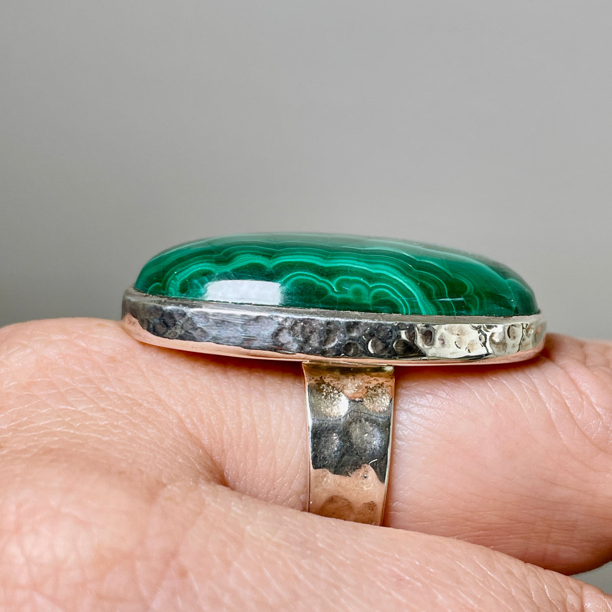 Malachite oval beaten band ring s.8 KRGJ2066