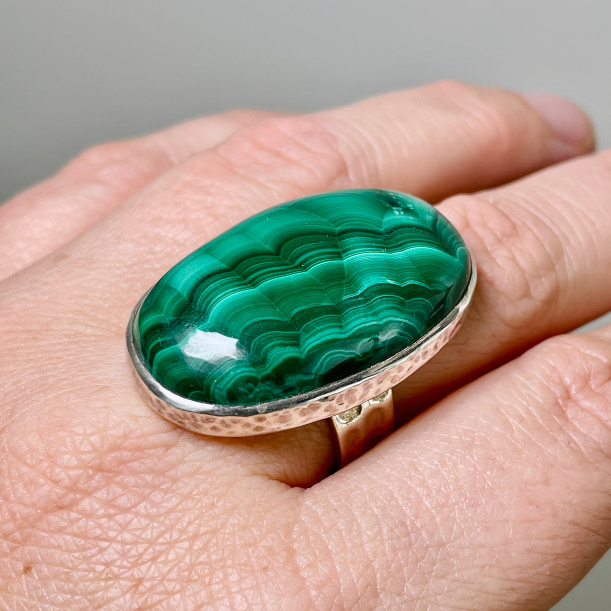 Malachite oval beaten band ring s.8 KRGJ2066