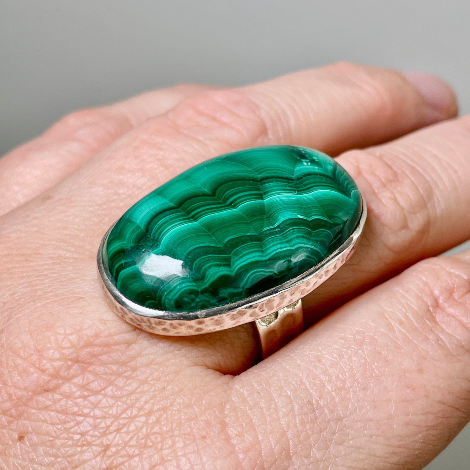 Malachite oval beaten band ring s.8 KRGJ2066
