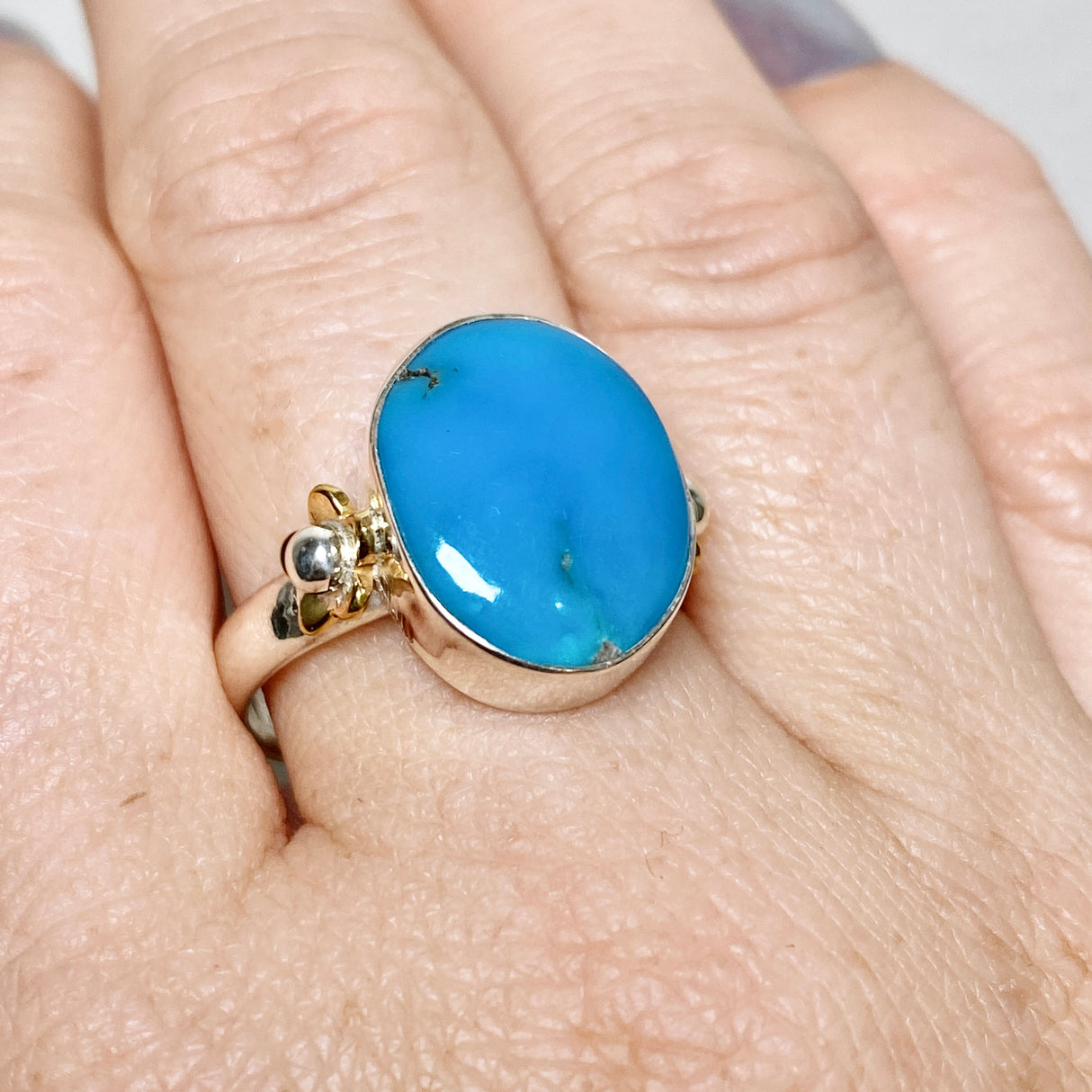 Arizona Turquoise Oval Cabochon Ring with Brass Accents Size 10 KRGJ3405