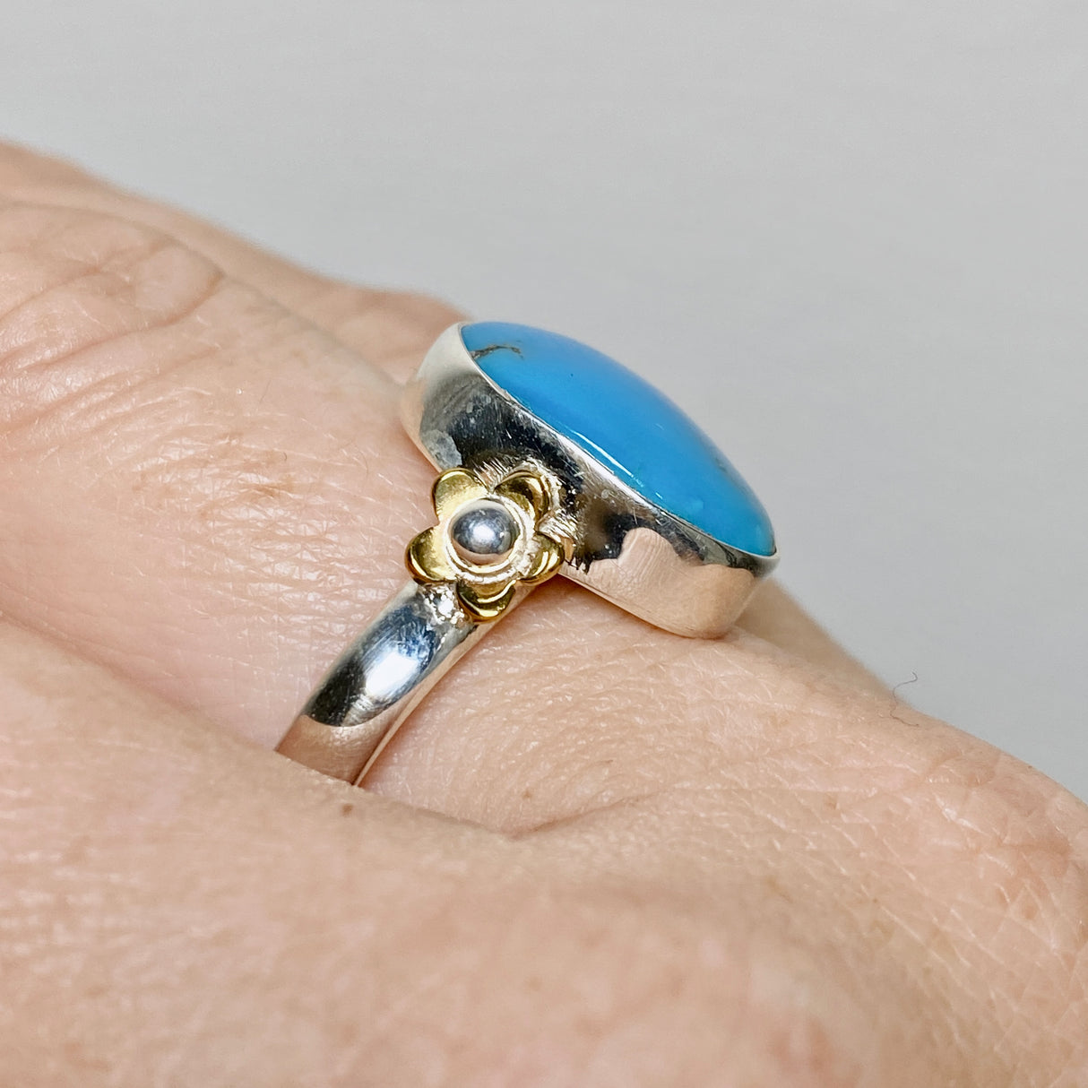 Arizona Turquoise Oval Cabochon Ring with Brass Accents Size 10 KRGJ3405