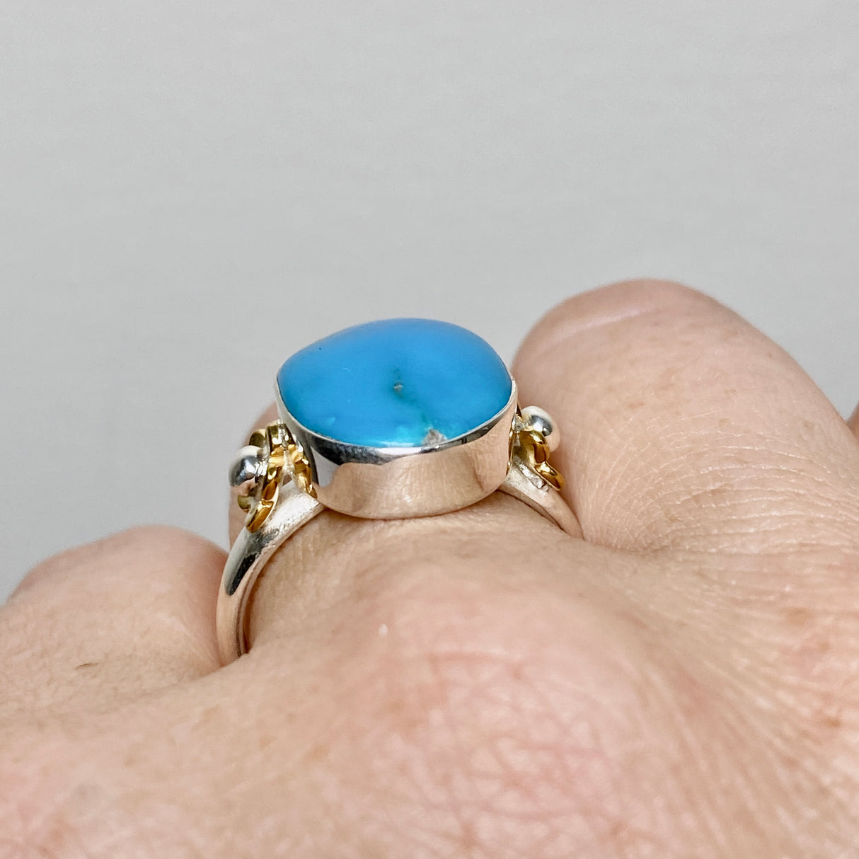 Arizona Turquoise Oval Cabochon Ring with Brass Accents Size 10 KRGJ3405