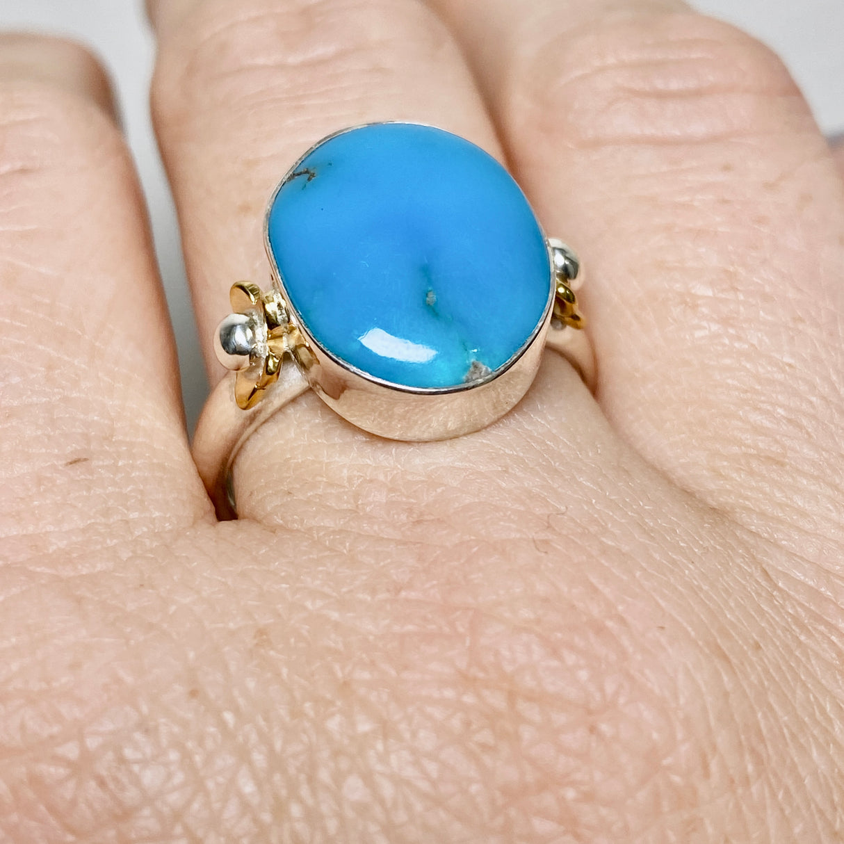 Arizona Turquoise Oval Cabochon Ring with Brass Accents Size 10 KRGJ3405