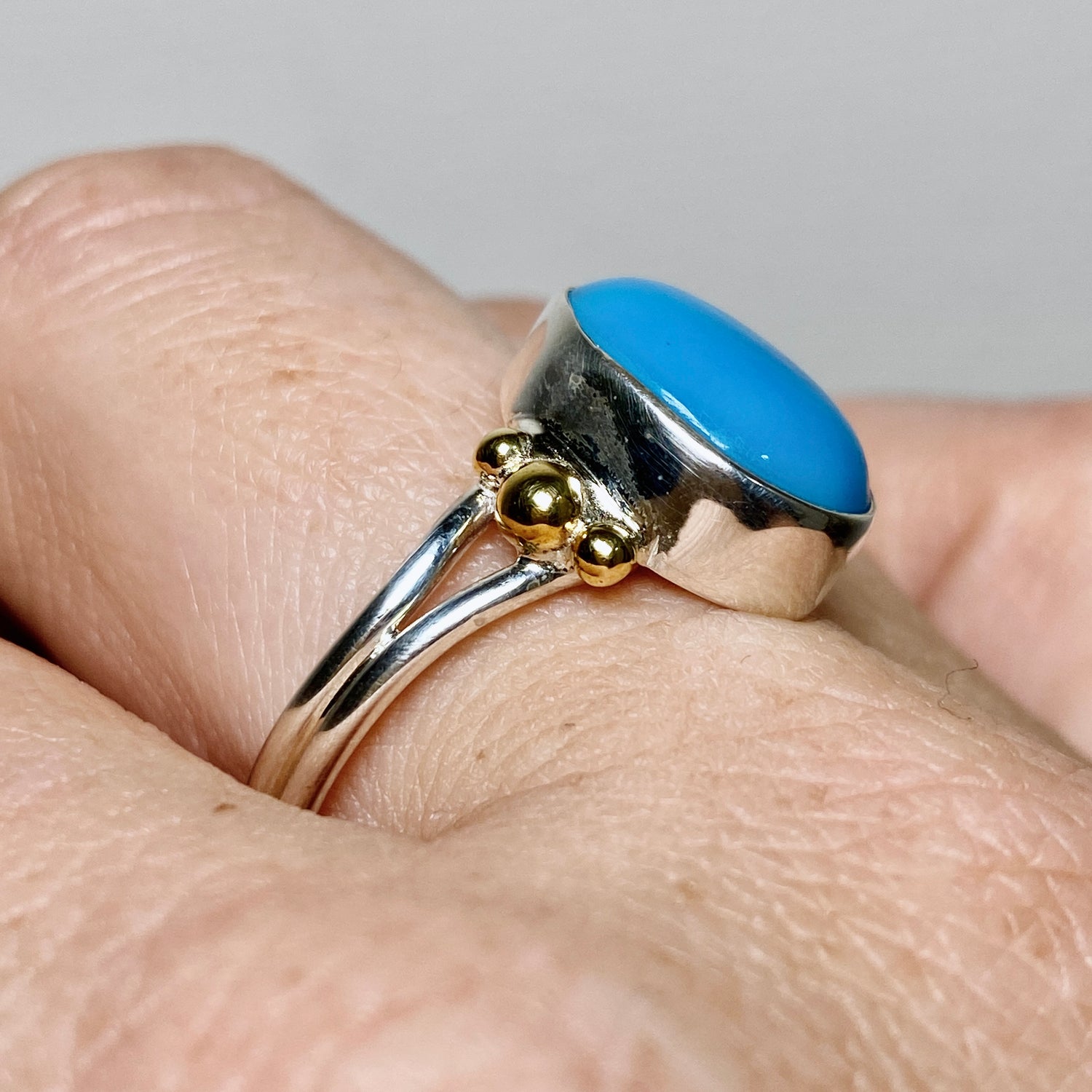 Arizona Turquoise Oval Cabochon Ring with Brass Accents Size 10 KRGJ3406