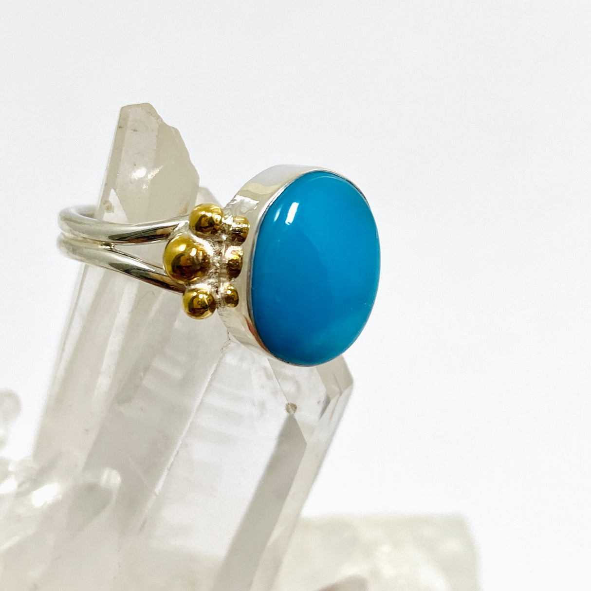 Arizona Turquoise Oval Cabochon Ring with Brass Accents Size 7 KRGJ3399