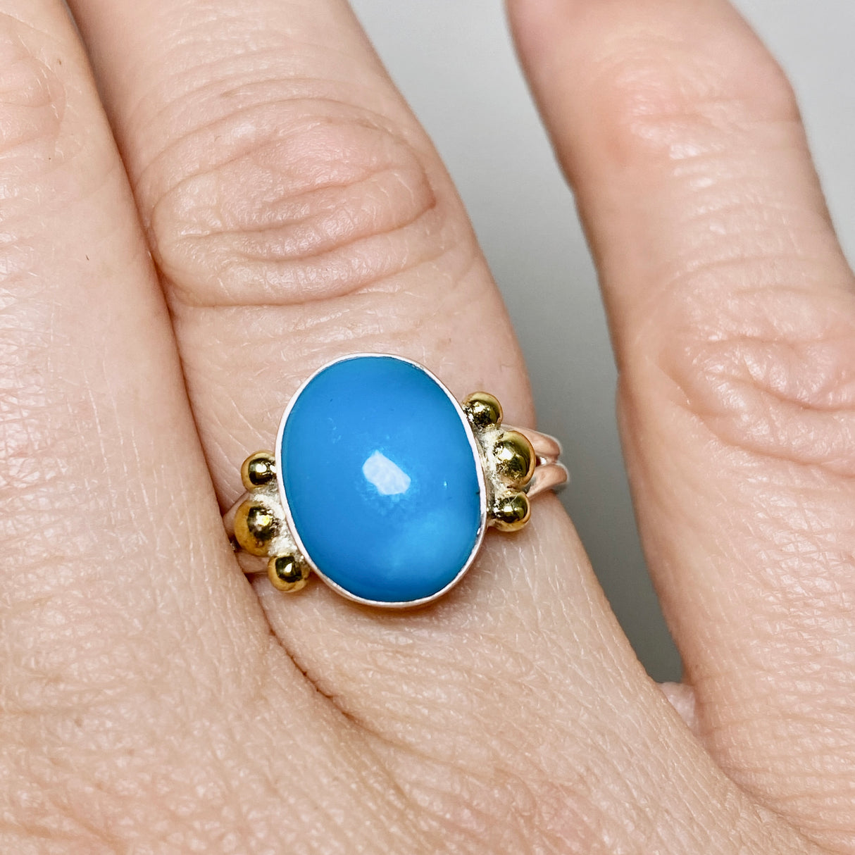 Arizona Turquoise Oval Cabochon Ring with Brass Accents Size 7 KRGJ3399