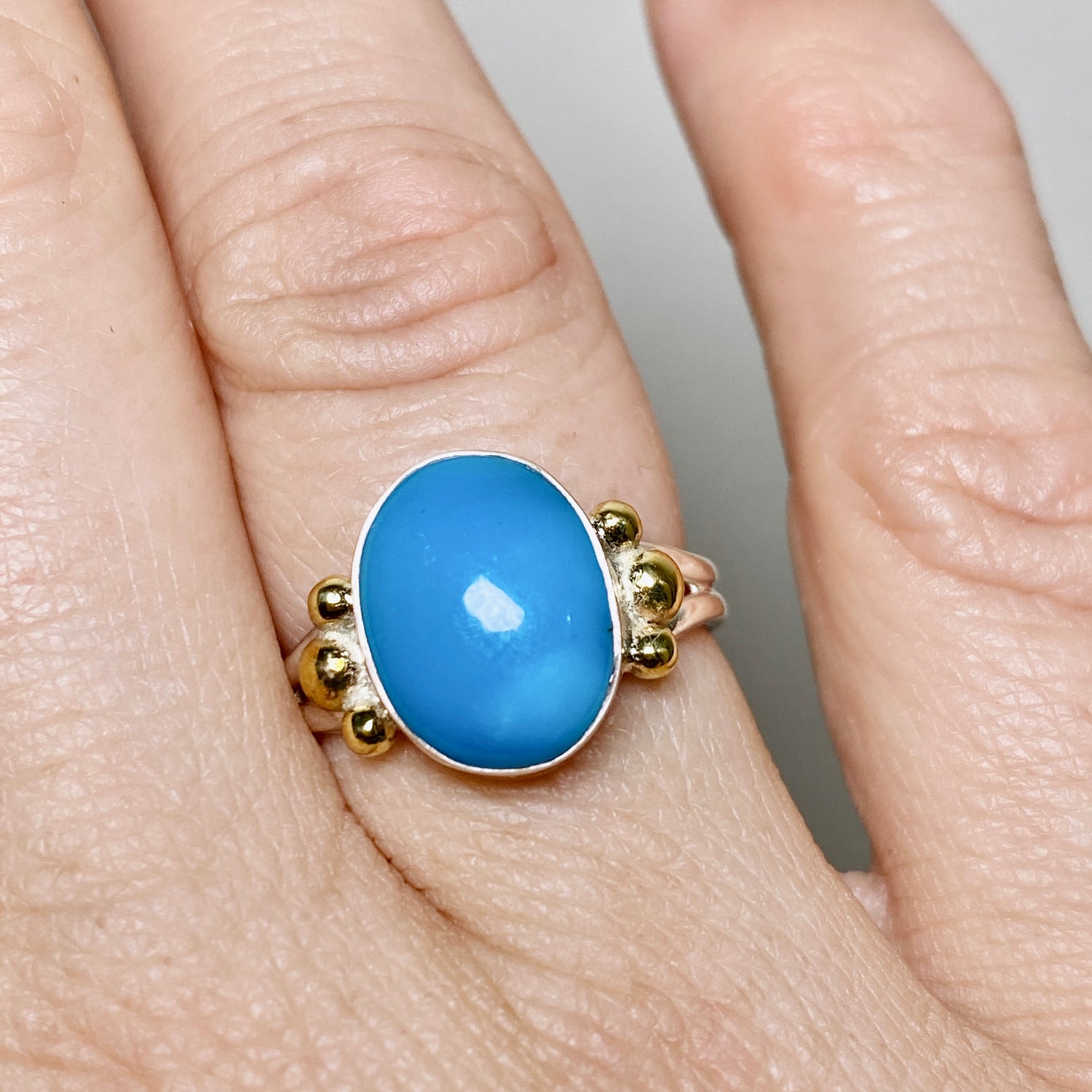 Arizona Turquoise Oval Cabochon Ring with Brass Accents Size 7 KRGJ3399