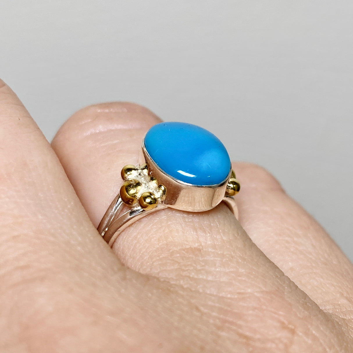 Arizona Turquoise Oval Cabochon Ring with Brass Accents Size 7 KRGJ3399
