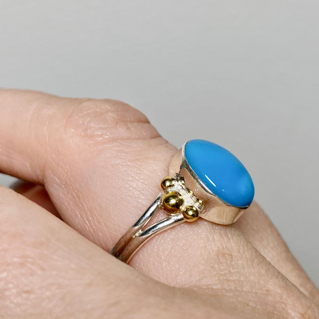 Arizona Turquoise Oval Cabochon Ring with Brass Accents Size 7 KRGJ3399