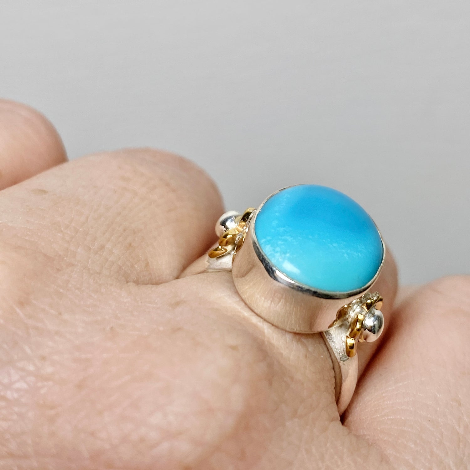 Arizona Turquoise Oval Cabochon Ring with Brass Accents Size 7 KRGJ3400