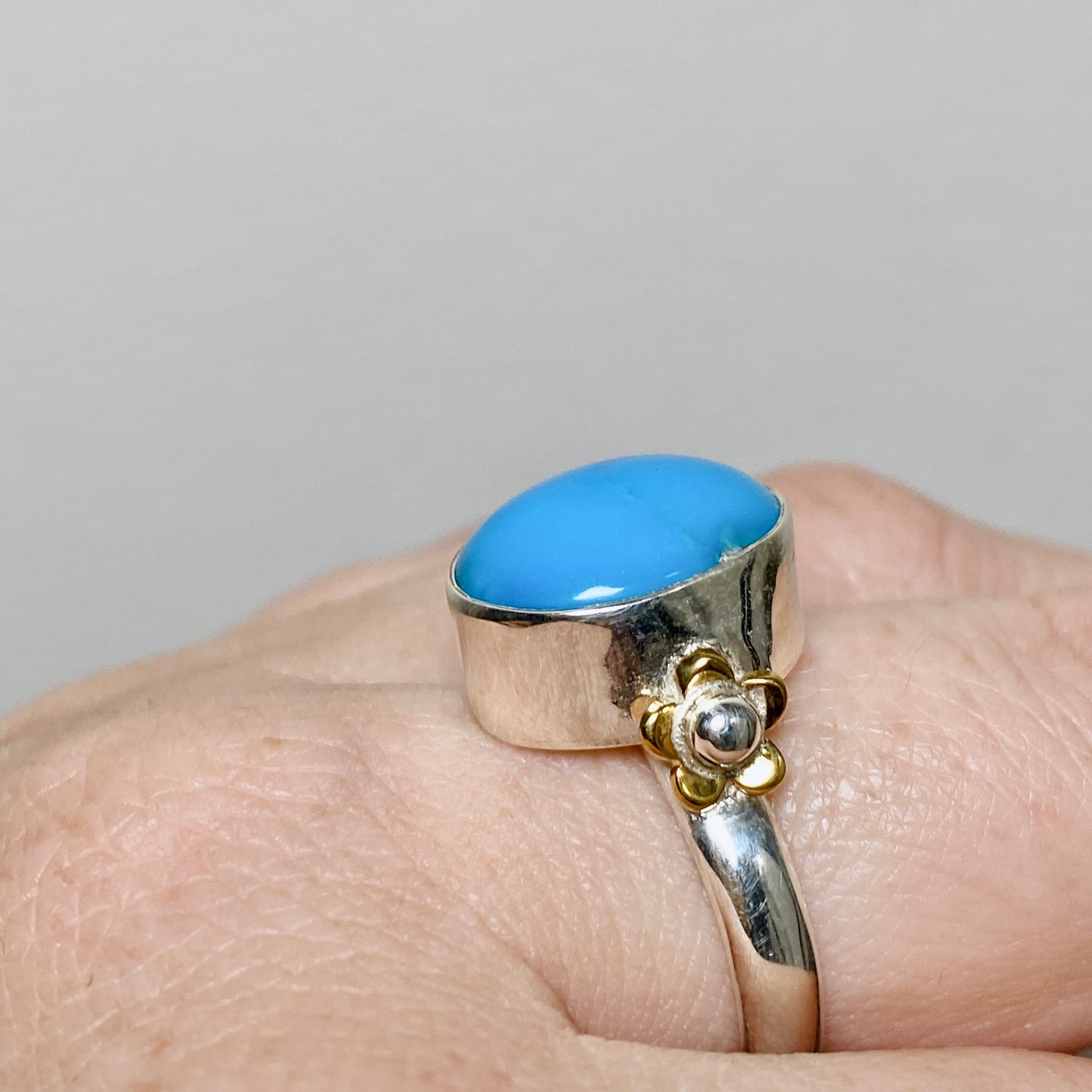 Arizona Turquoise Oval Cabochon Ring with Brass Accents Size 8 KRGJ3401