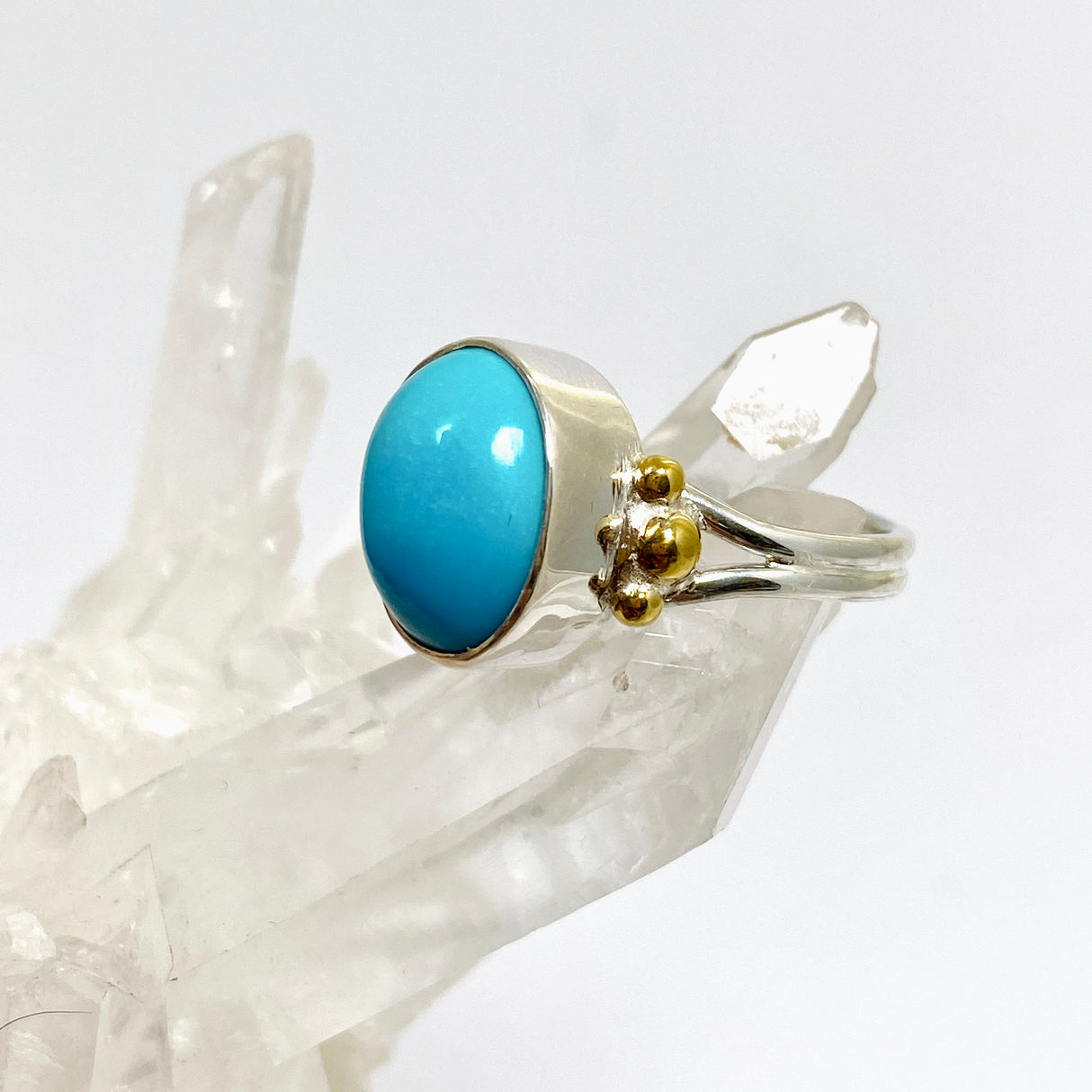 Arizona Turquoise Oval Cabochon Ring with Brass Accents Size 8 KRGJ3402