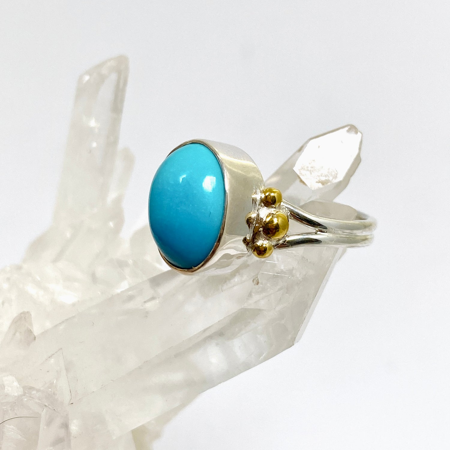 Arizona Turquoise Oval Cabochon Ring with Brass Accents Size 8 KRGJ3402