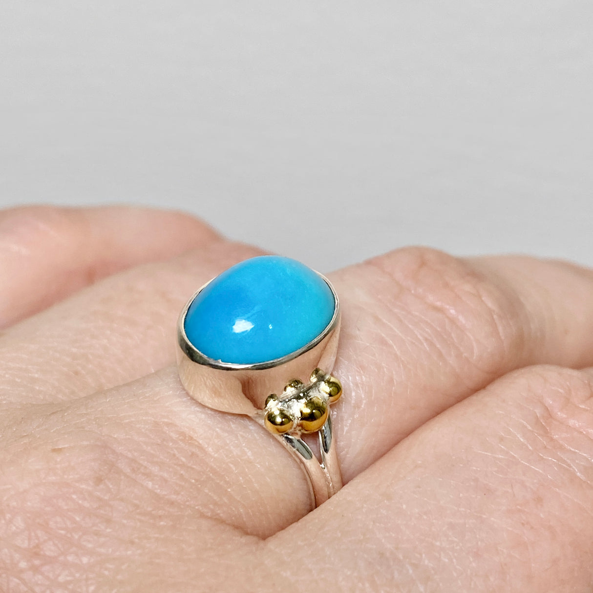 Arizona Turquoise Oval Cabochon Ring with Brass Accents Size 8 KRGJ3402