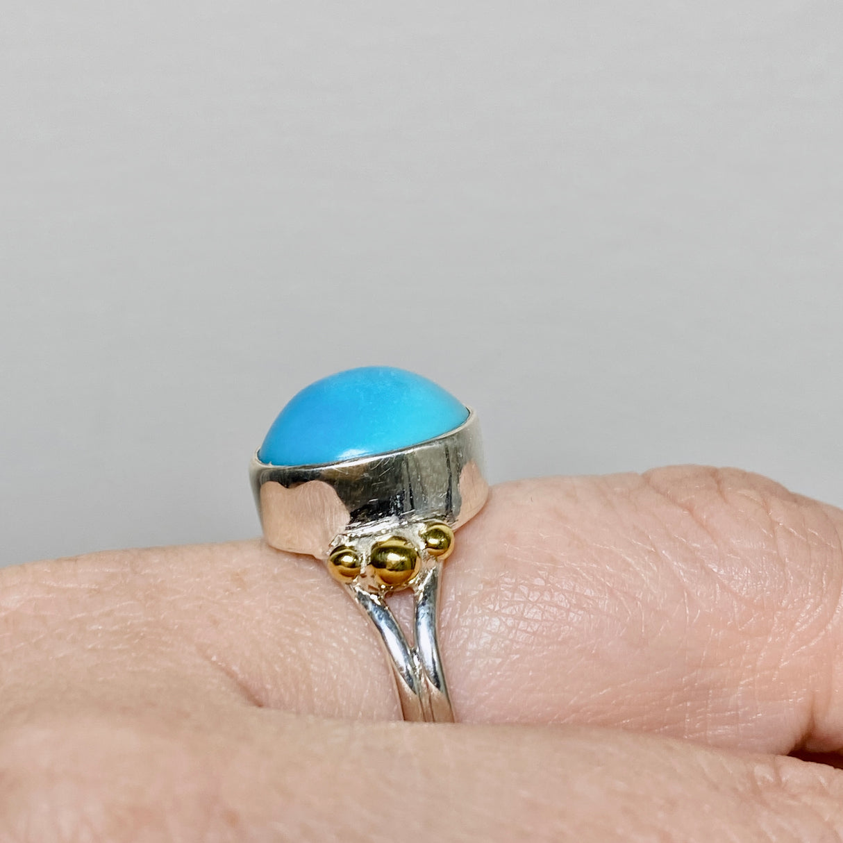 Arizona Turquoise Oval Cabochon Ring with Brass Accents Size 8 KRGJ3402