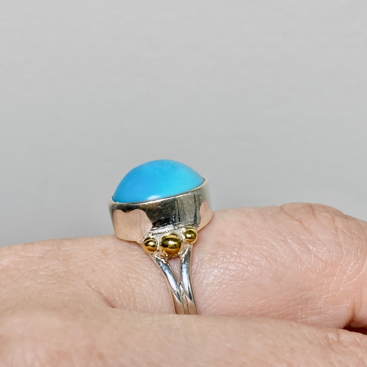 Arizona Turquoise Oval Cabochon Ring with Brass Accents Size 8 KRGJ3402