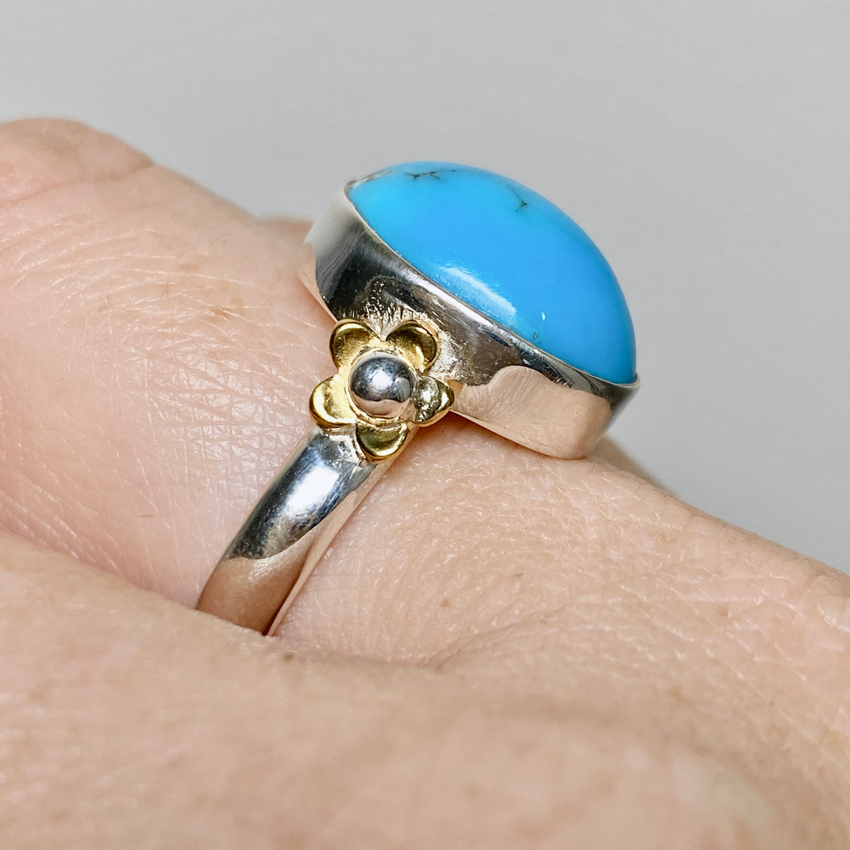 Arizona Turquoise Oval Cabochon Ring with Brass Accents Size 9 KRGJ3403