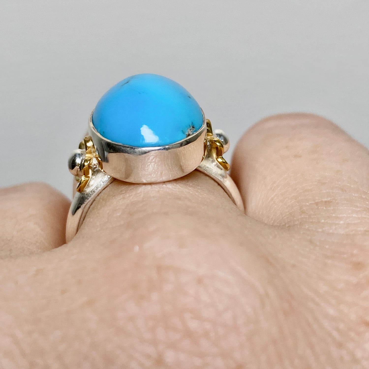 Arizona Turquoise Oval Cabochon Ring with Brass Accents Size 9 KRGJ3403