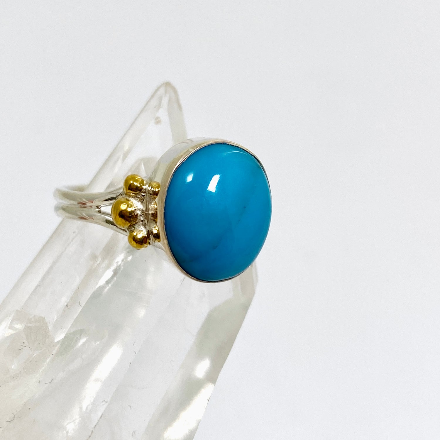 Arizona Turquoise Oval Cabochon Ring with Brass Accents Size 9 KRGJ3404