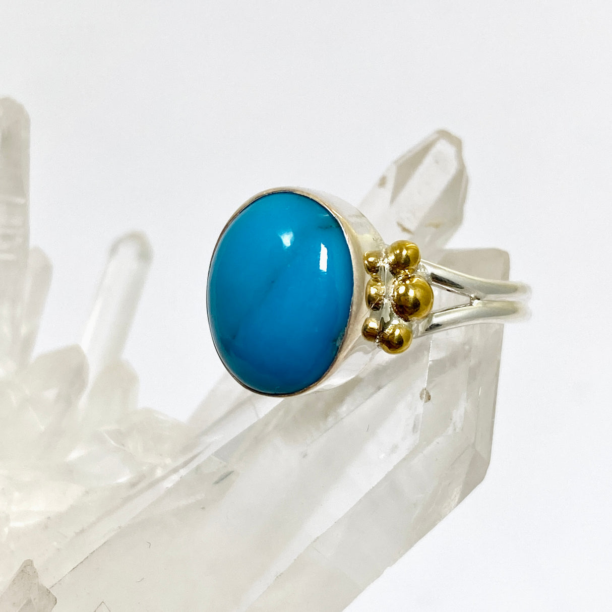 Arizona Turquoise Oval Cabochon Ring with Brass Accents Size 9 KRGJ3404