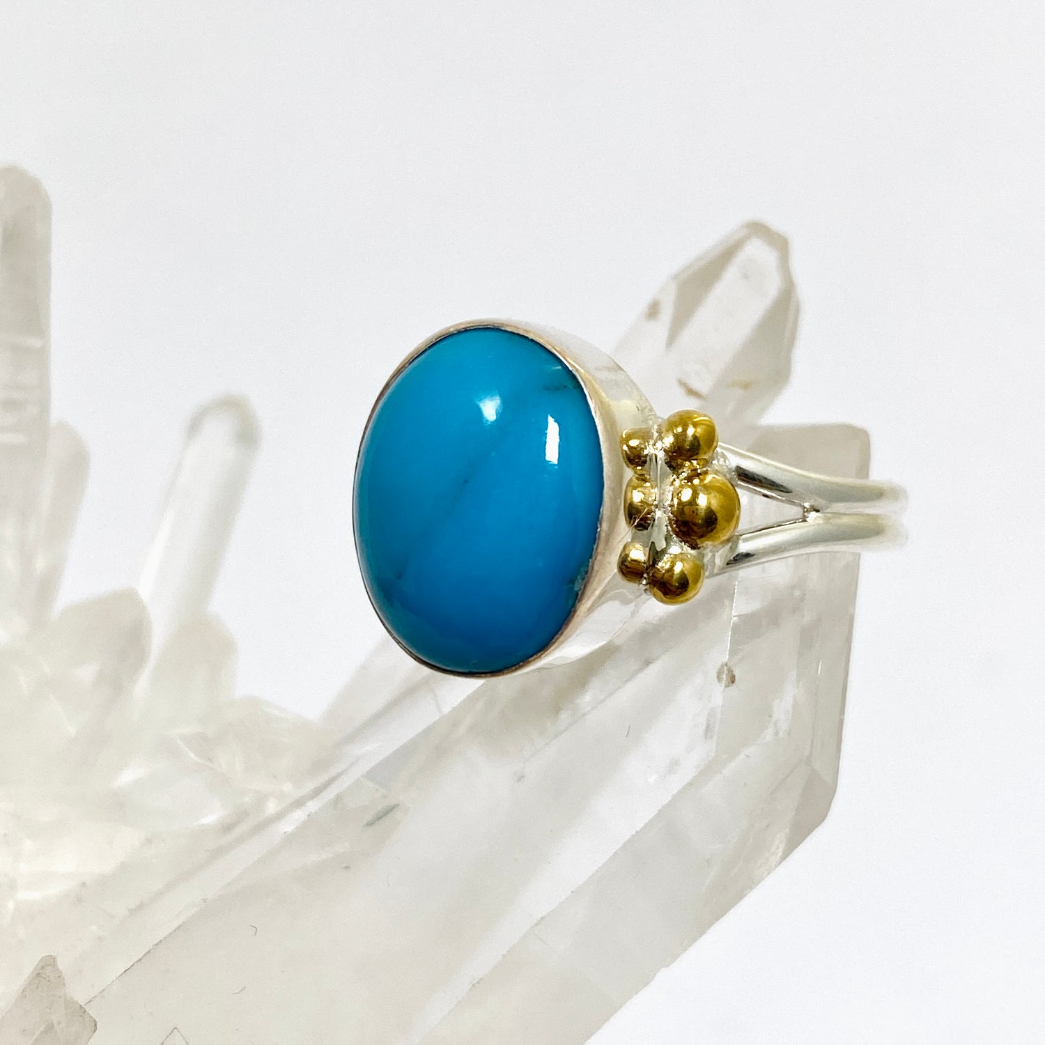 Arizona Turquoise Oval Cabochon Ring with Brass Accents Size 9 KRGJ3404