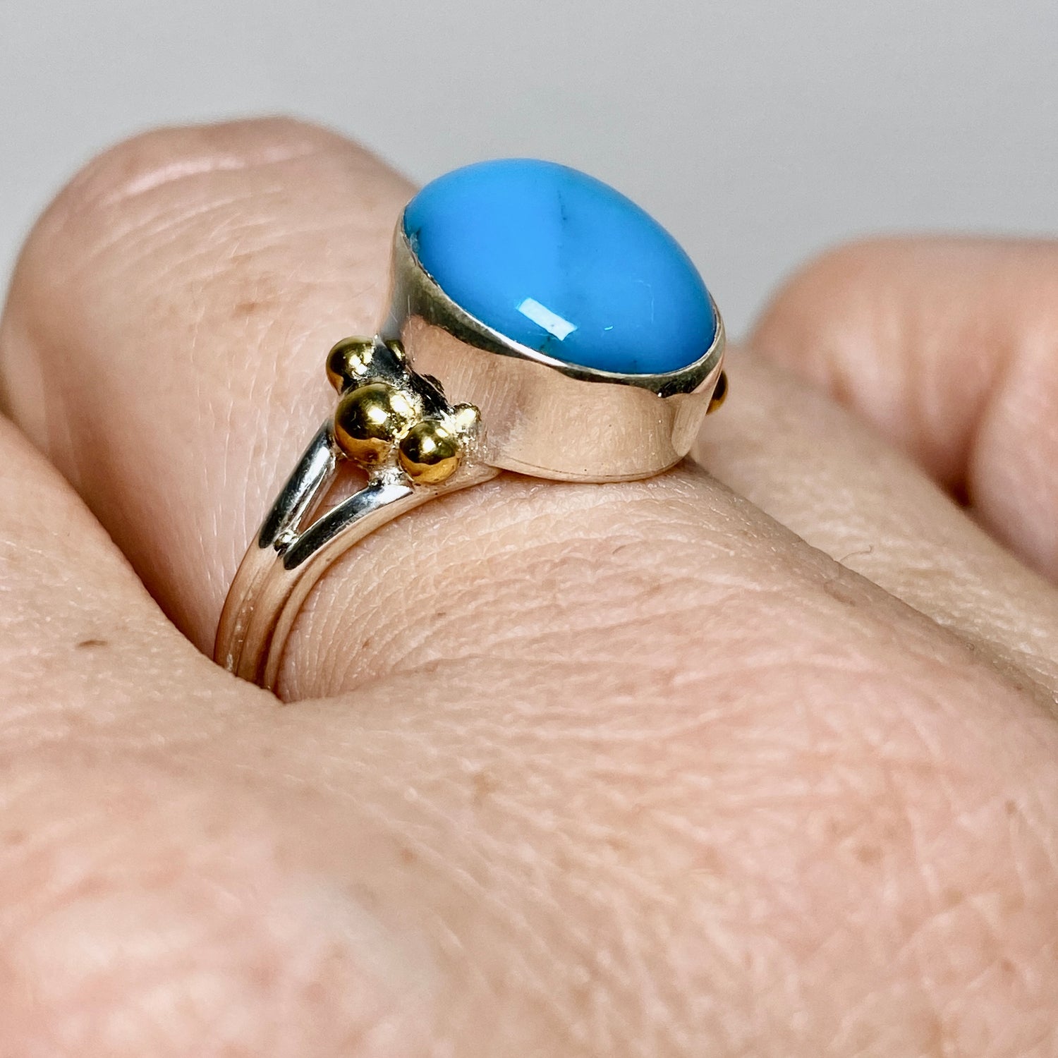 Arizona Turquoise Oval Cabochon Ring with Brass Accents Size 9 KRGJ3404
