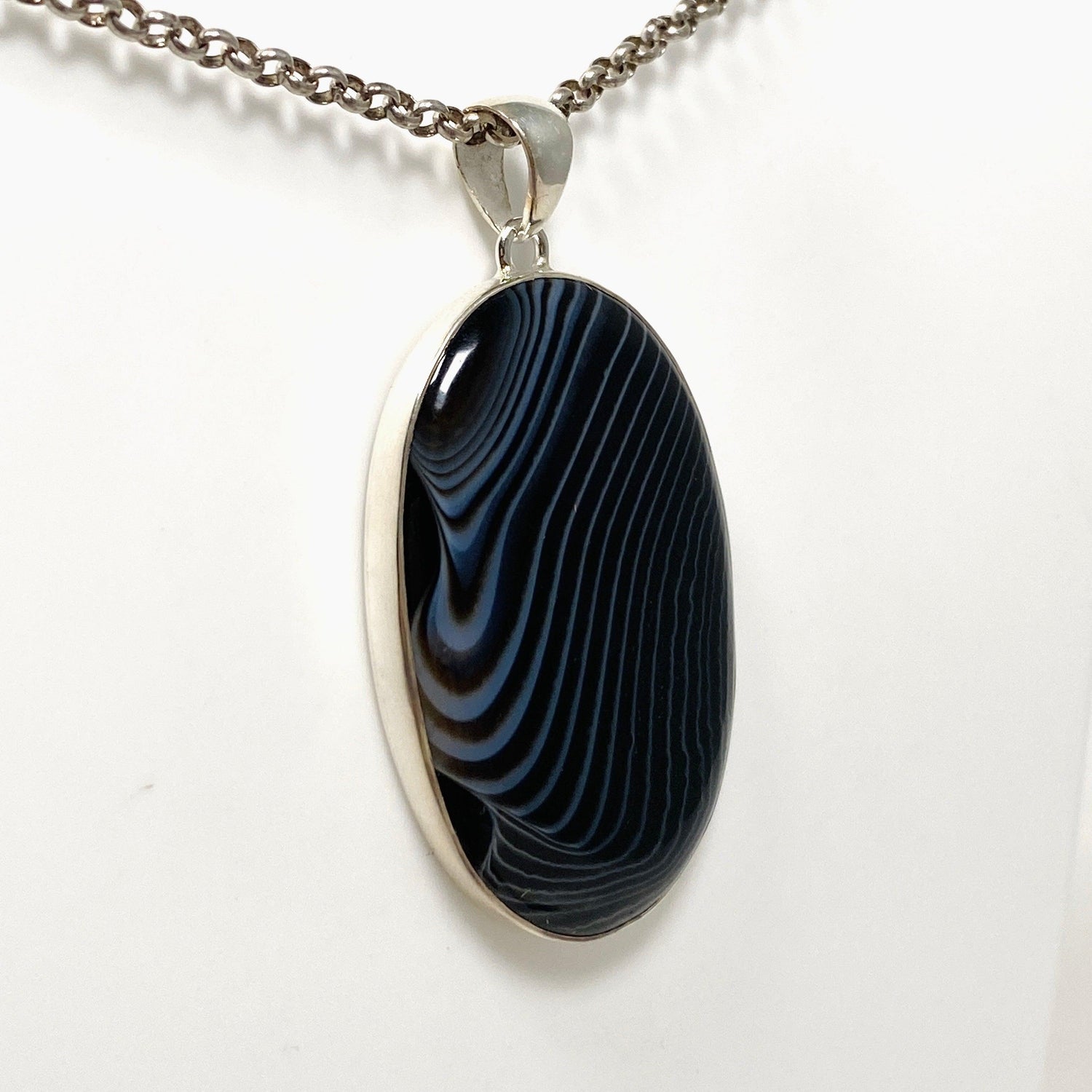 Banded Agate Oval Pendant KPGJ4350 - Nature's Magick