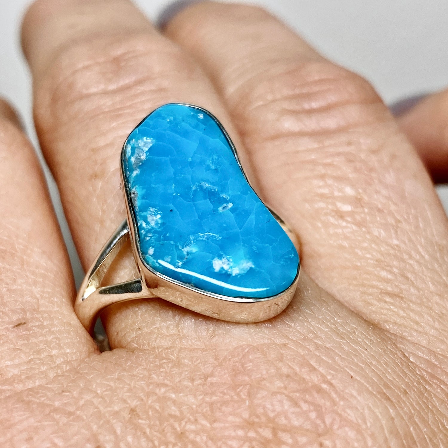 Bisbee Turquoise Freeform Cabochon Split Band Ring Size 11 KRGJ3411