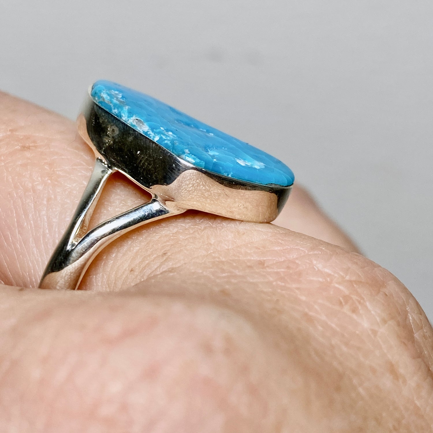 Bisbee Turquoise Freeform Cabochon Split Band Ring Size 11 KRGJ3411