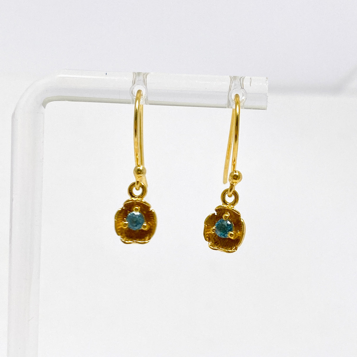 Gemstone Round Faceted 1 micron Gold Plated Flower Earrings PEGJ376