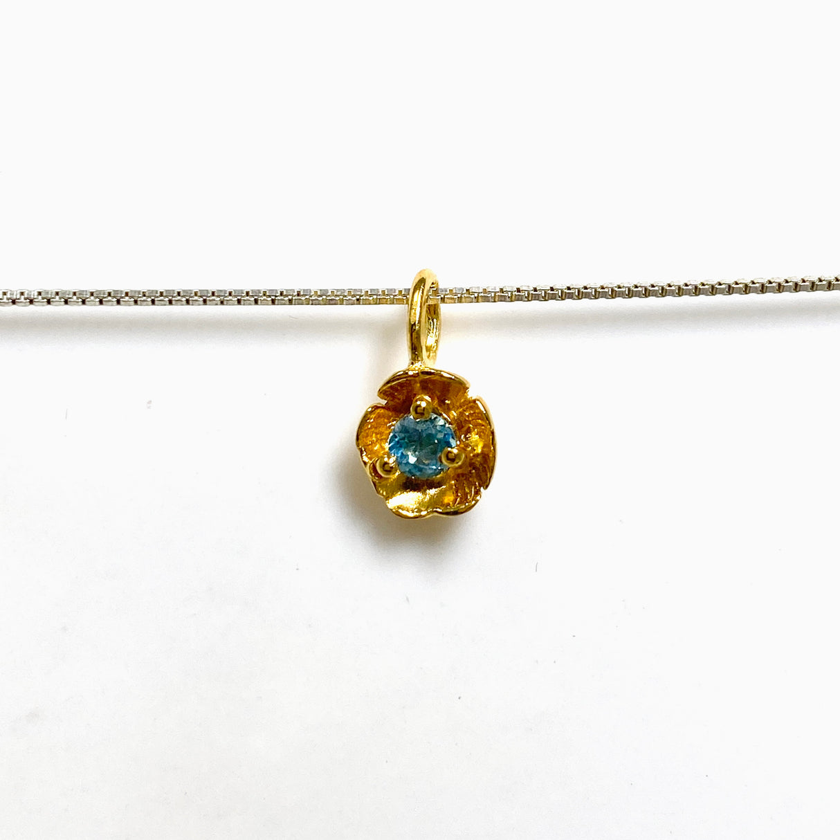 Gemstone Round Faceted 2.5 micron Gold Plated Flower Pendant PPGJ1224