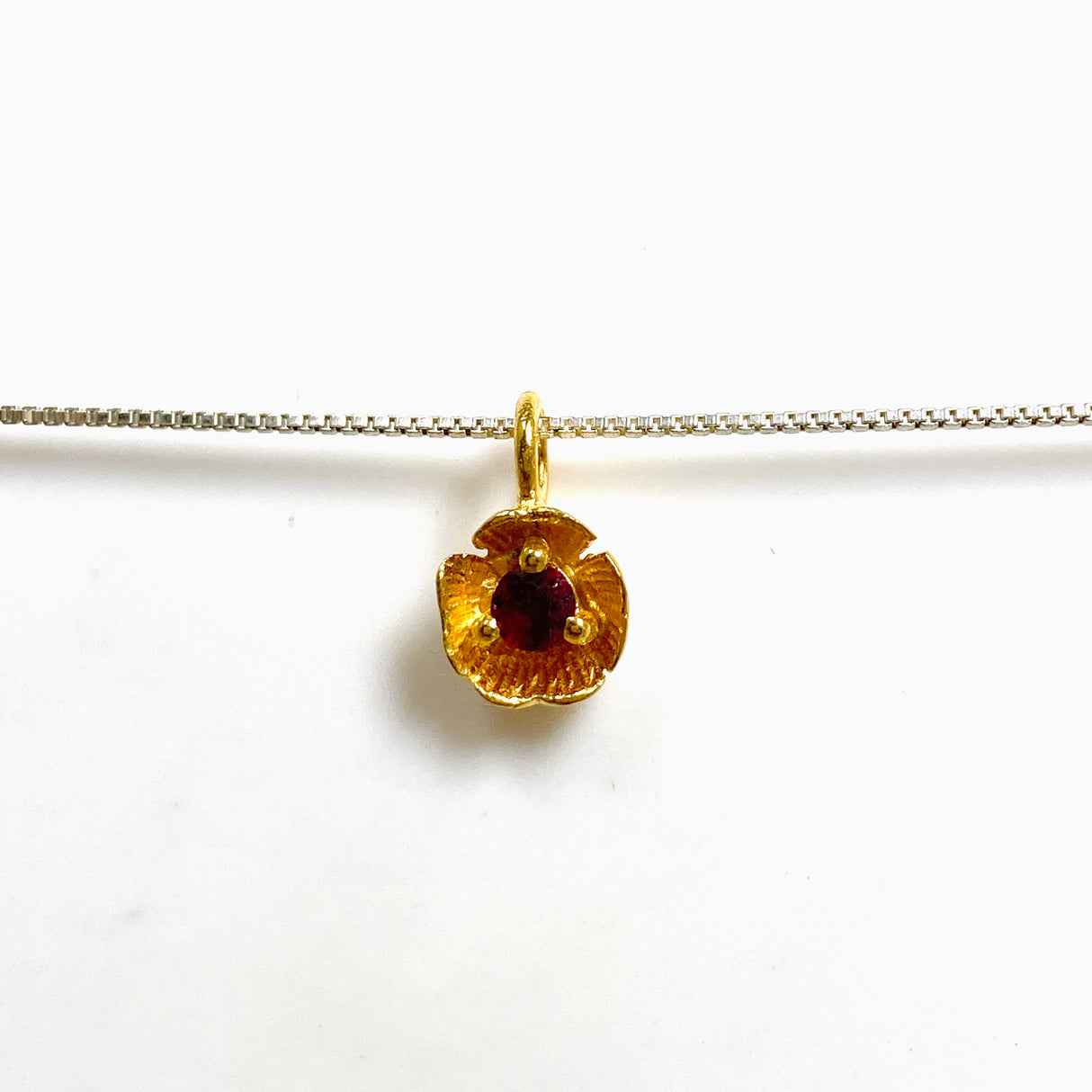 Gemstone Round Faceted 2.5 micron Gold Plated Flower Pendant PPGJ1224