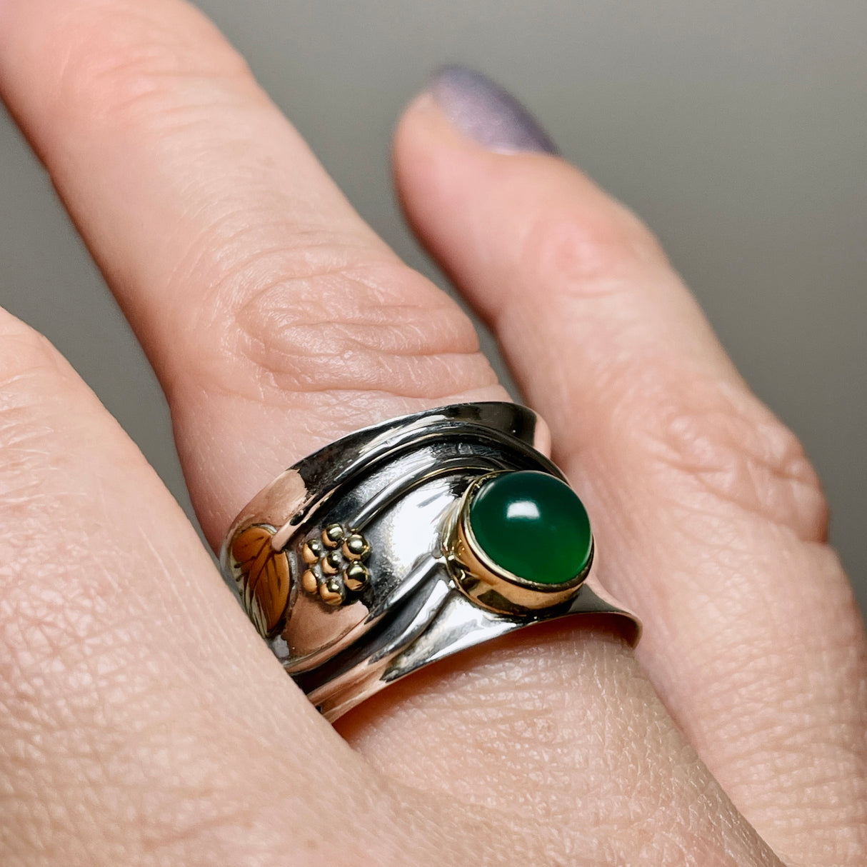 Green Chalcedony Round Cabochon Ring in a Decorative Setting R4198