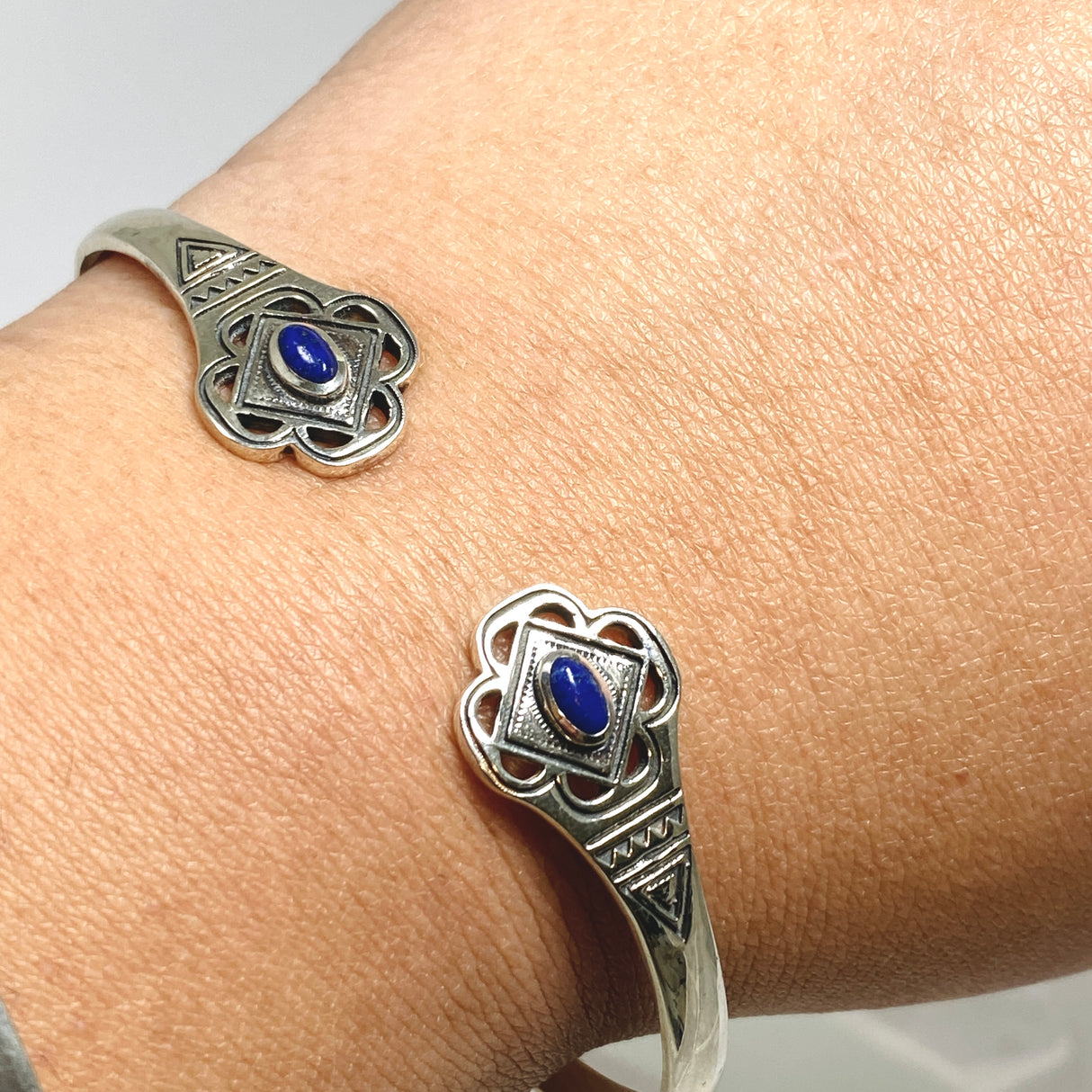 Lapis Lazuli Oval Cabochon Decorative Cuff Bangle PBGJ044