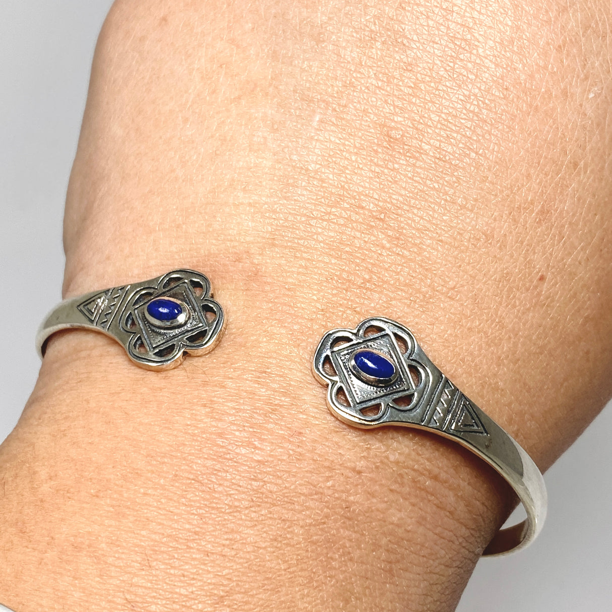 Lapis Lazuli Oval Cabochon Decorative Cuff Bangle PBGJ044