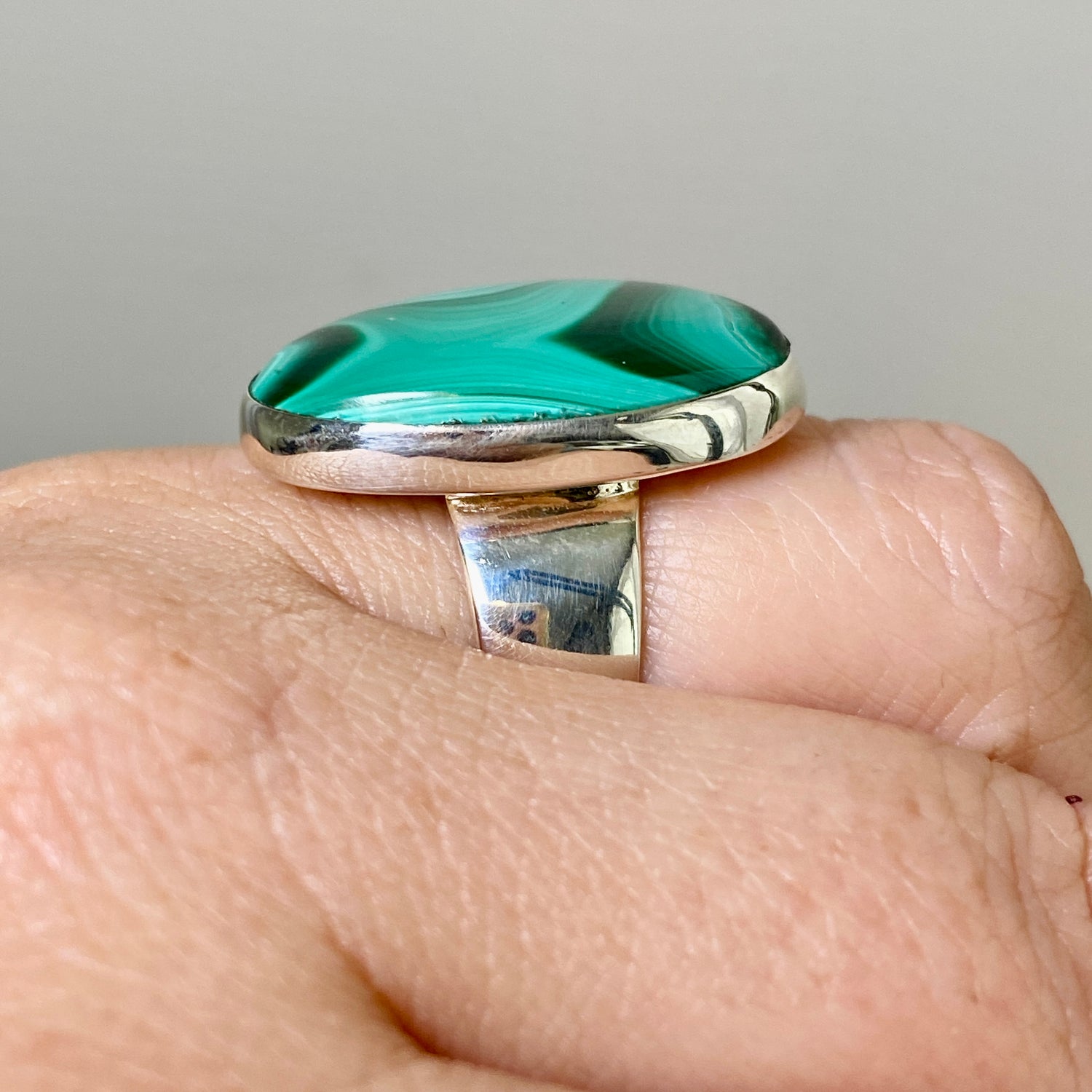 Malachite Oval Cabochon Ring Size 6 KRGJ3366