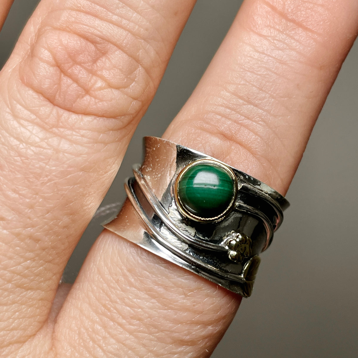 Malachite Round Cabochon Ring in a Decorative Setting R4198