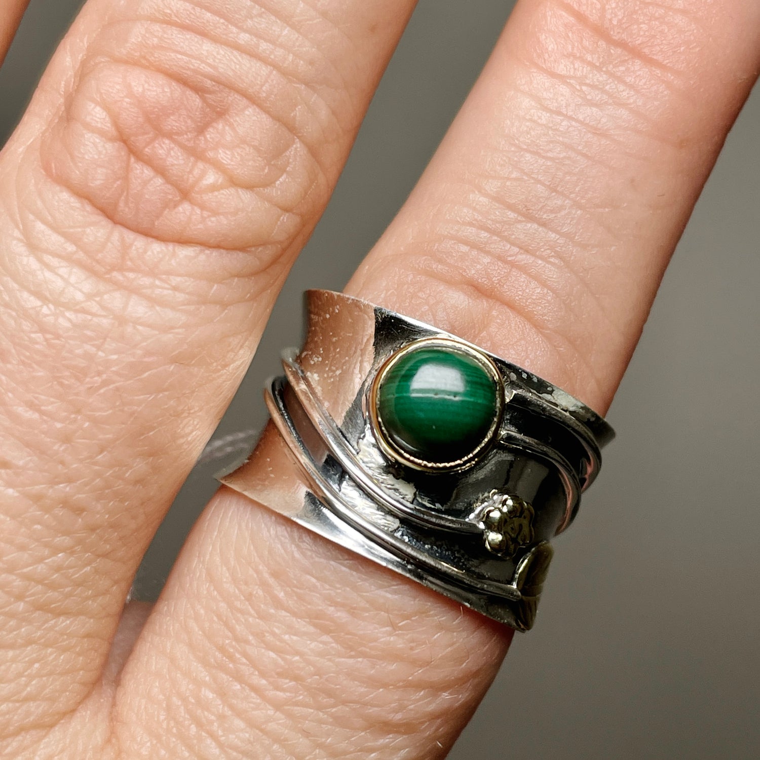 Malachite Round Cabochon Ring in a Decorative Setting R4198
