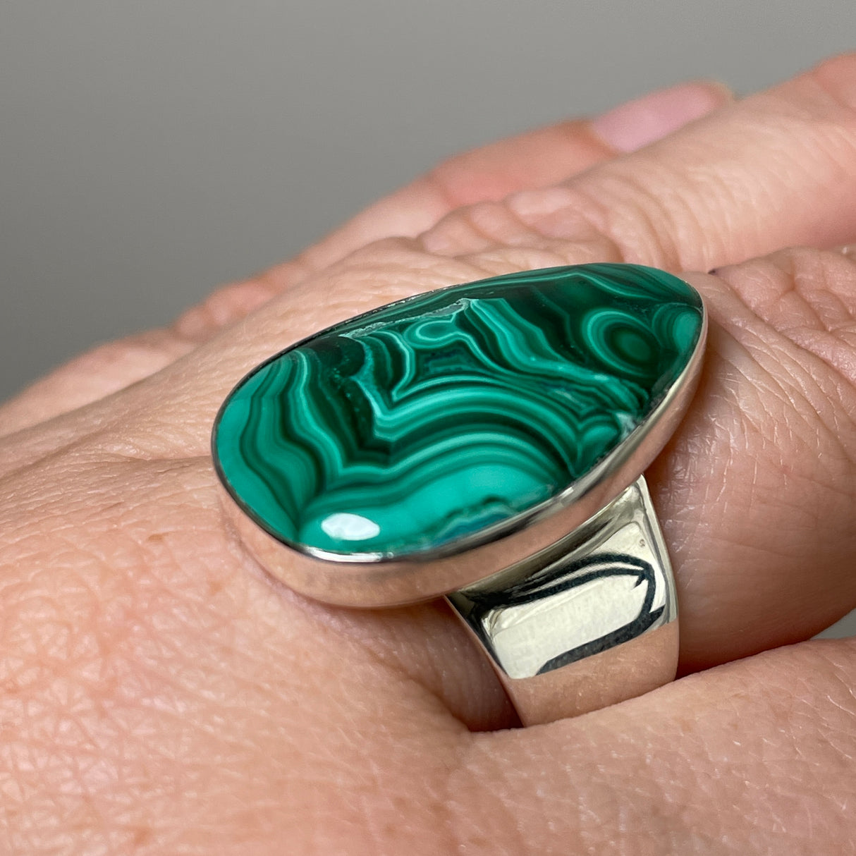 Malachite Teardrop Cabochon Ring Size 8 KRGJ3367