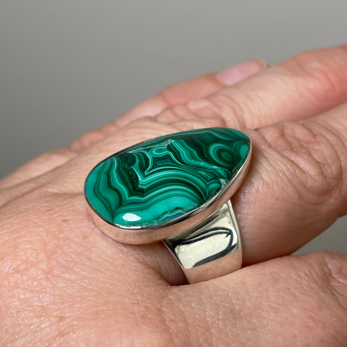 Malachite Teardrop Cabochon Ring Size 8 KRGJ3367