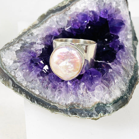 Pearl round ring with thick band s.9 KRGJ2935 - Nature's Magick