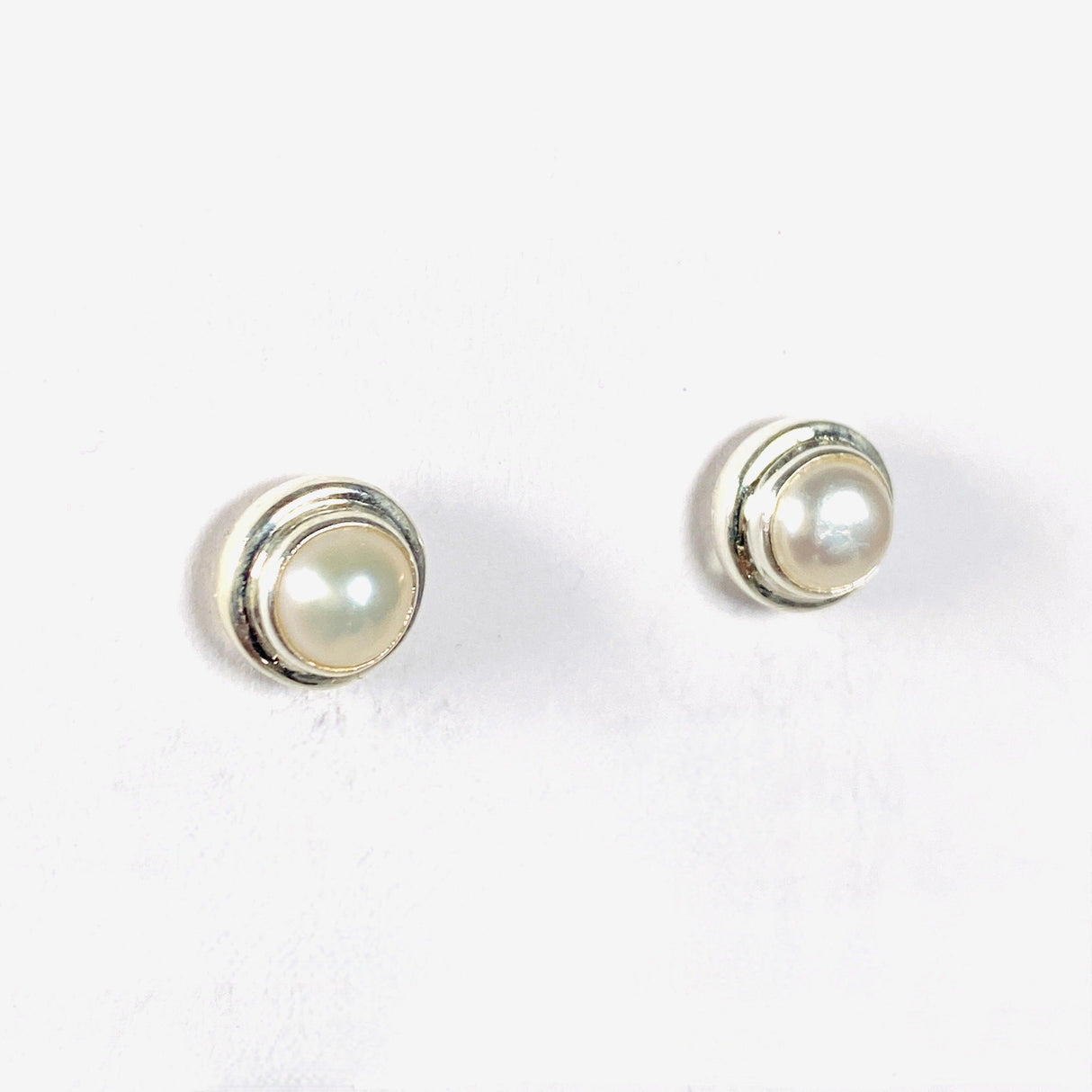 Pearl round studs KEGJ1367 - Nature's Magick