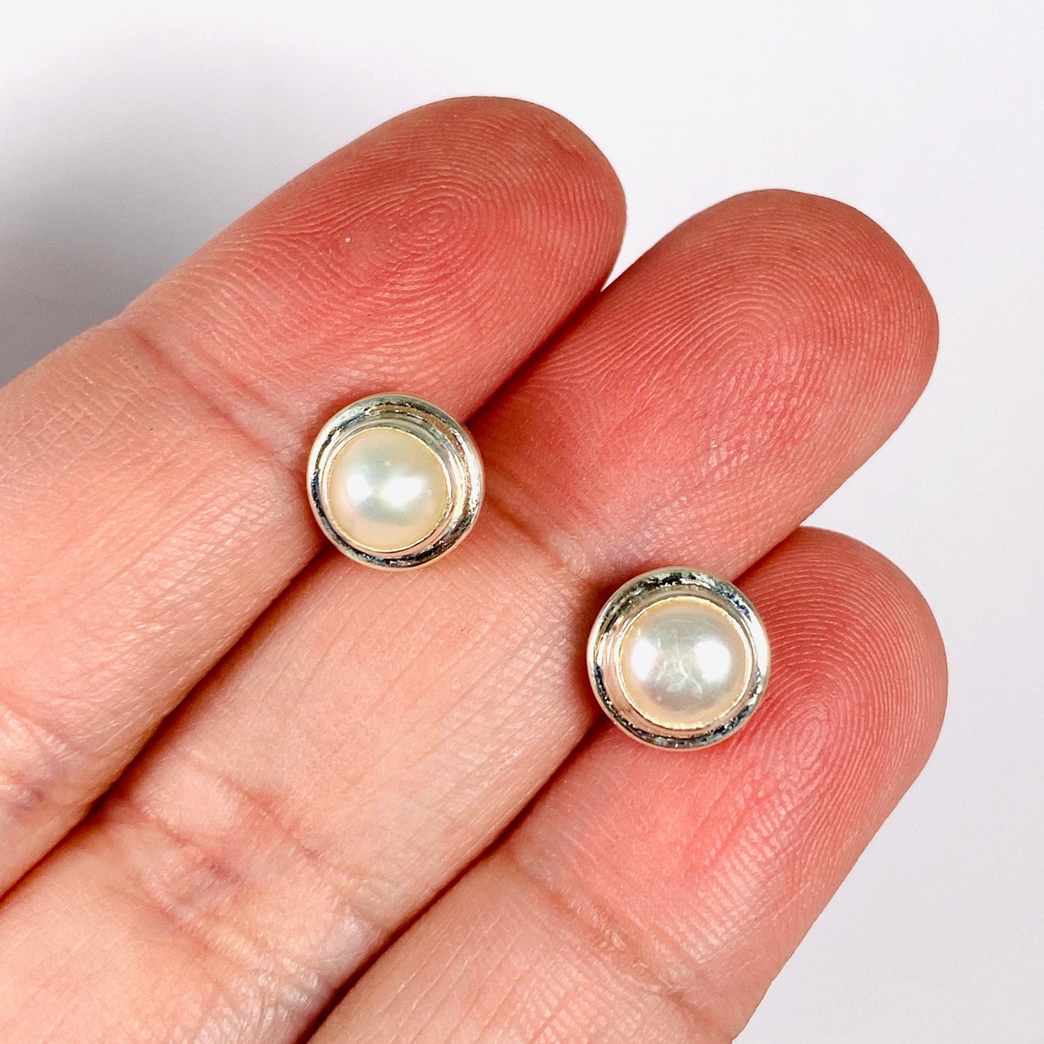 Pearl round studs KEGJ1367 - Nature's Magick