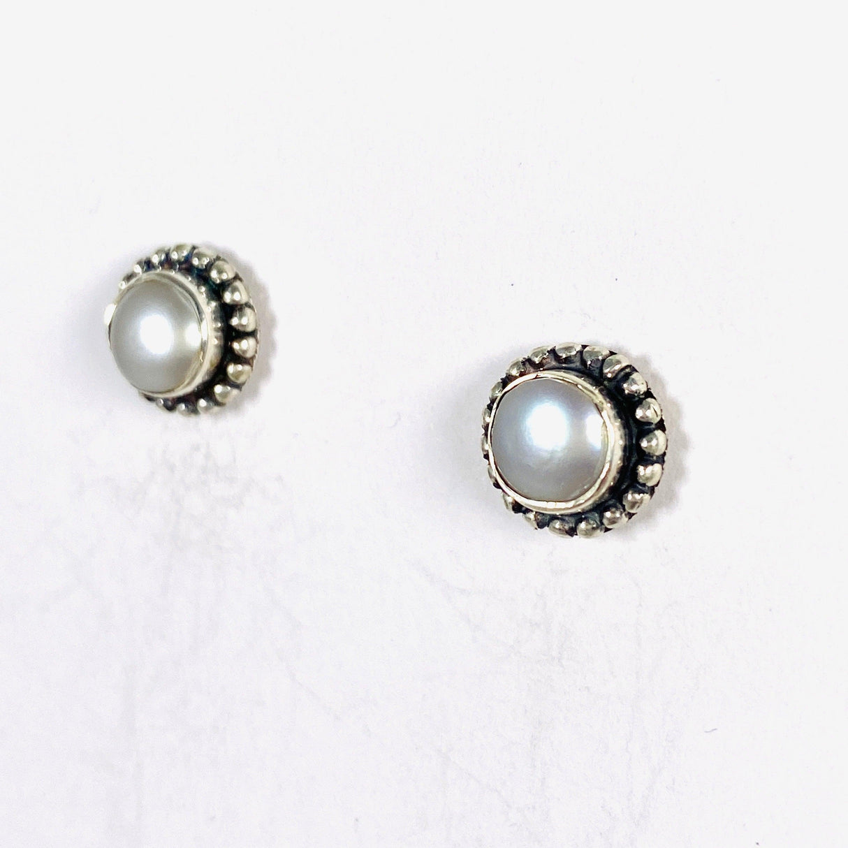 Pearl studs S250 - Nature's Magick