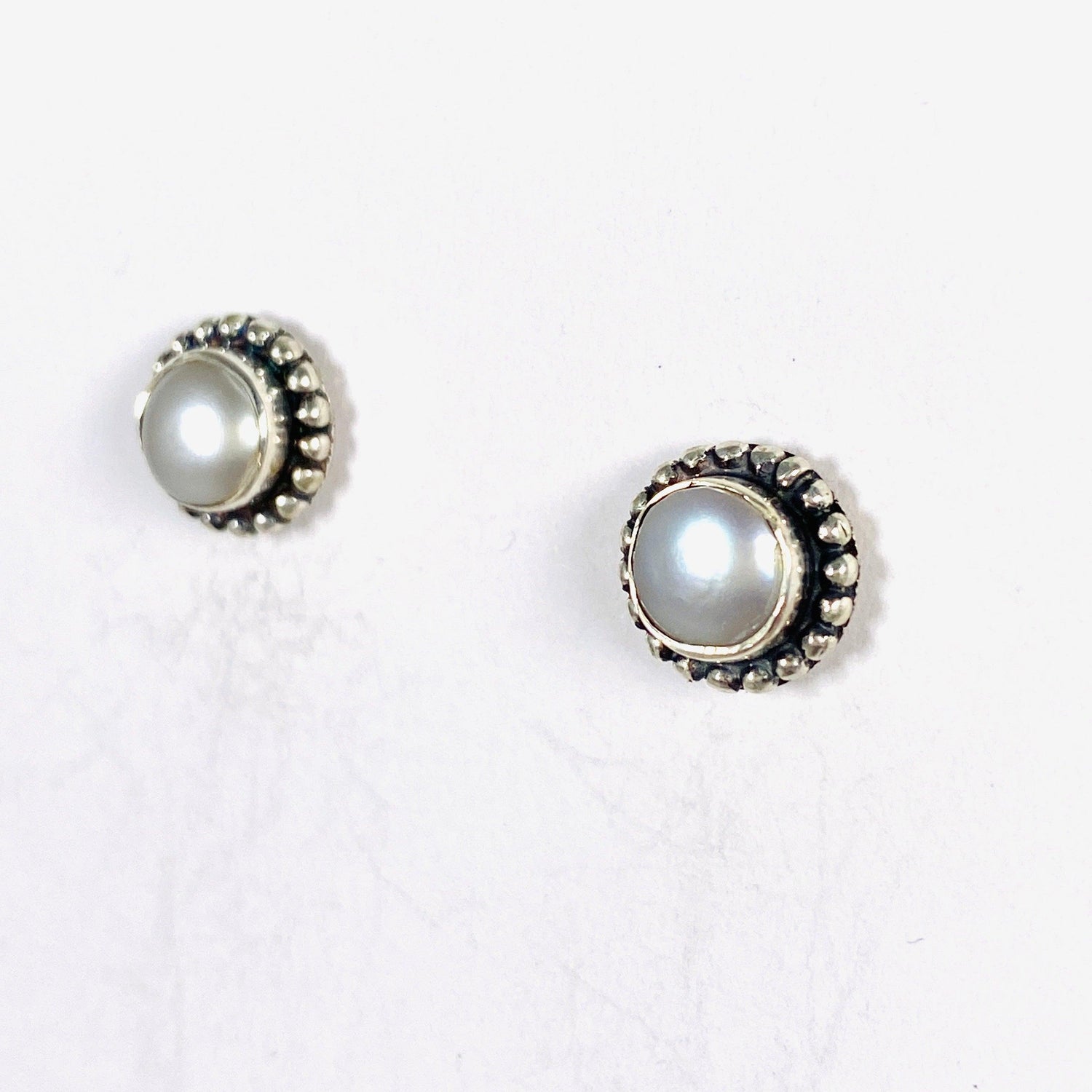 Pearl studs S250 - Nature's Magick