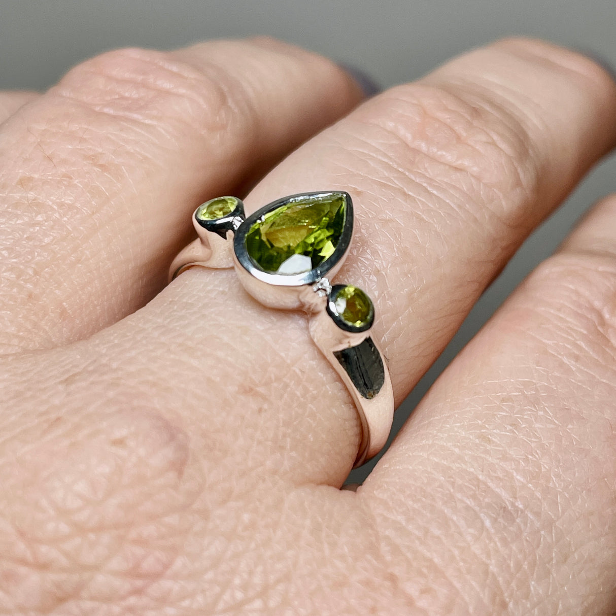 Peridot Faceted Gemstone Teardrop Ring with Accent Stones R3668