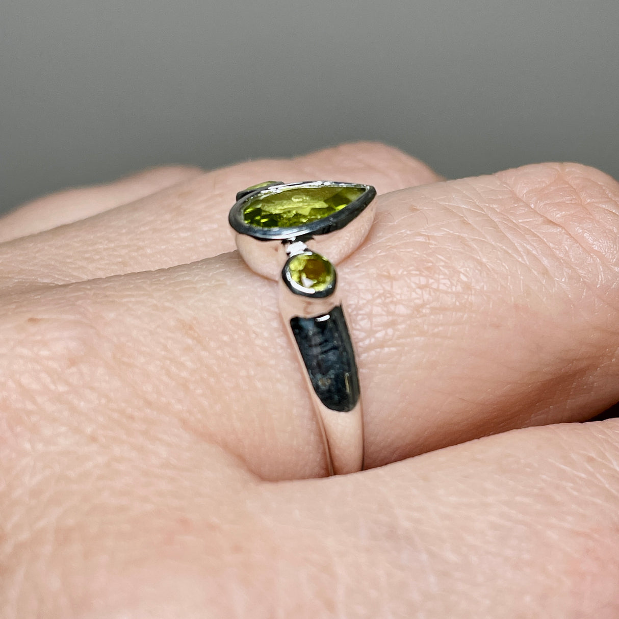 Peridot Faceted Gemstone Teardrop Ring with Accent Stones R3668